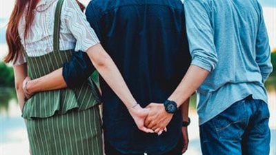 5 سنين غربة وفي النهاية خانتني مع أخويا.. «حامد» يُقيم دعوى زنا ضد زوجته