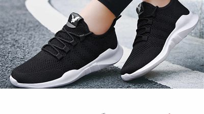 تألقي بإطلالة أحذية رياضية جذابة باللون الأسود