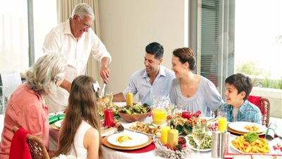 3 أشخاص لا تنسيهم من تهاني العيد واغمريهم بالفرحة