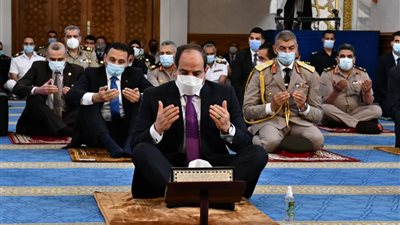 الرئيس السيسي يؤدي صلاة عيد الفطر بالعلمين الجديدة.. فيديو 