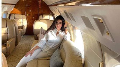 ياسمين صبري تتألق بالأبيض من داخل طائرتها الخاصة