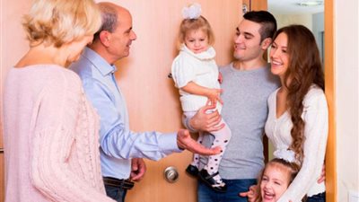  في زيارة العيد.. كيف أتجنب تدخلات حماتي؟