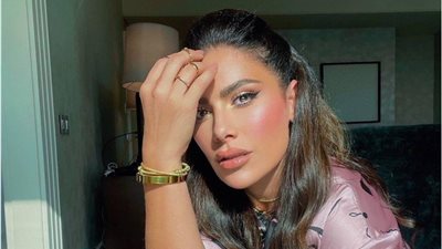 «تمنحك إطلالات النجمات».. أهم 4 نصائح للتنسيق بين الأساور الذهبية والملابس (صور)