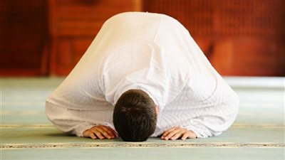 ماذا يفعل طفلي إذا خرج منه ريح أثناء الصلاة بالمسجد.. عالم أزهري يجيب