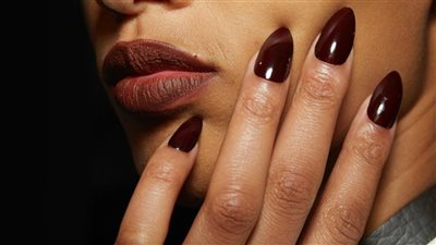 الأرجواني الأبرز.. رسومات وألوان مناكير الأظافر 2021