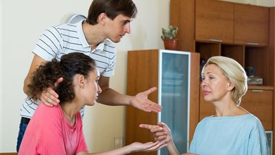 الطيبة حماتي بتدخل في حياتي.. وخبير تنموية يرد: 