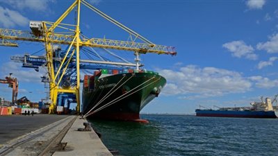 الحكومة تنفي تلوث ميناء الإسكندرية نتيجة تسرب بقع زيتية