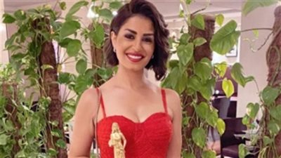 بالأحمر الجريء.. منة فضالي تتألق على «إنستجرام»