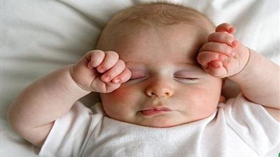 «لو طفلك بيعاني من الأرق».. تعرفي على الأسباب والساعات اللازمة للنوم.. فيديو
