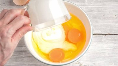 أوعي ترميهم.. استخدامات أخرى للبيض والزبادي بعد انتهاء الصلاحية