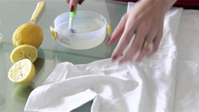 3 طرق سحرية لإزالة البقع المستعصية من الملابس.. تعرفي عليها
