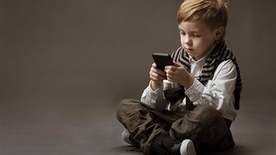 ابني مدمن موبايل أعمل إيه؟.. خبير تنموي: «راقبيه باحترافية» 