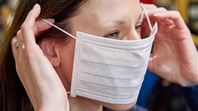 طبيب يكشف سر ارتداء الكمامة بعد تلقي لقاح كورونا.. تعرفي عليه