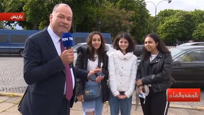 في فرنسا.. 3 فتيات للرئيس السيسي: «مصر اتغيرت على ايديك»
