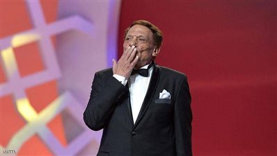 عادل إمام يُمازح الجمهور: «كمامات إيه.. وتباعد إيه.. أضحكوا وهتحلو»