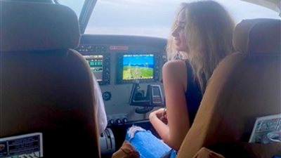 هنا الزاهد داخل كابينة طائرة.. و«هير نيوز» تكشف مصير الطيار 