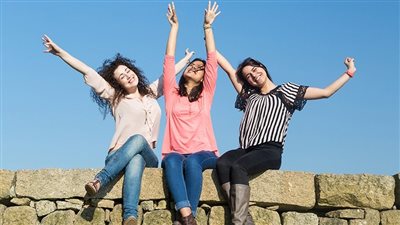 استمعي جيدا.. نصائح مهمة لبناء صداقات قوية