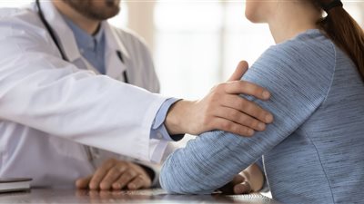 منفتحة وصريحة.. تفاصيل إخلاء سبيل طبيب أسنان متهم بالتحرش بموظفة