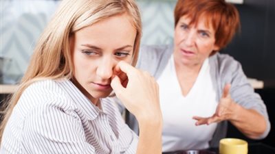 إيمان لـ محكمة الأسرة: «حماتي ست مفترية وتستاهل الضرب بإيد الهون»