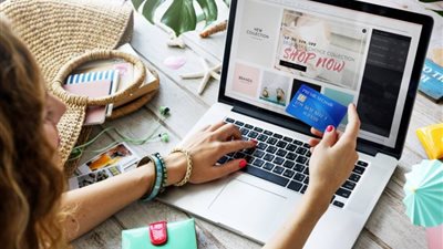 «لو هتشتري ملابس أونلاين».. 8 نصائح للحصول على المقاس المثالي