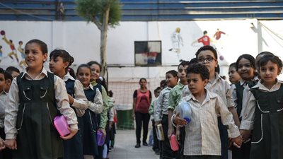 أمهات يطالبن باستكمال الدراسة بنظام التعليم الهجين: 