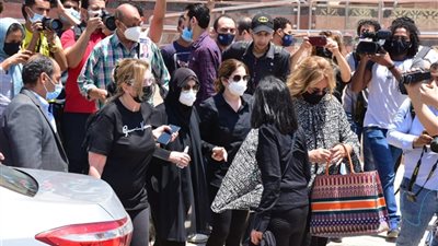 نجمات الفن يُودّعن سمير غانم .. وانهيار دينا وإيمي في الجنازة| صور