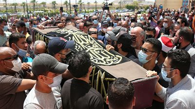 5 مشاهد مؤثرة من جنازة النجم سمير غانم.. الإمبراطور الذي أبكى رحيله الجميع