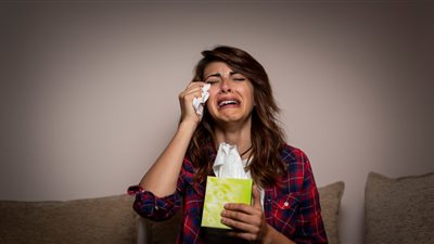 فتيات يشتكين ألم فراق الأخت بعد زواجها.. بكائيات البنات في جروبات «فيس بوك»