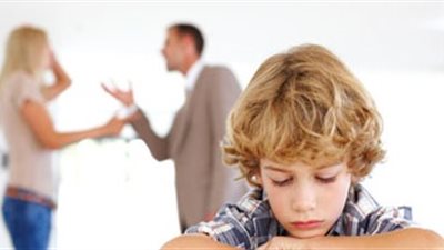 منار تصرخ وتطلب الخلع: «كان هيموت ابني»