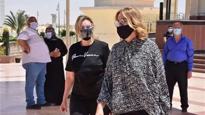 هجوم علي إلهام شاهين ويسرا.. الصبح بكاء في جنازة وبالليل رقص في جوازة