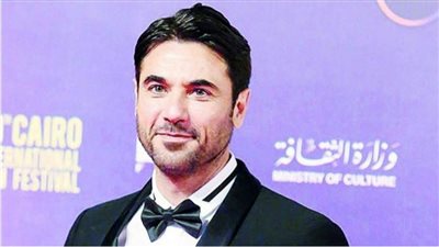 مصادر تكشف حقيقة إصابة الفنان أحمد عز بفيروس كورونا