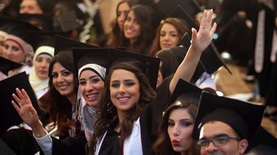 لفتيات الجامعة.. كيف تحافظين على علاقاتك بأصدقائك بعد التخرج؟