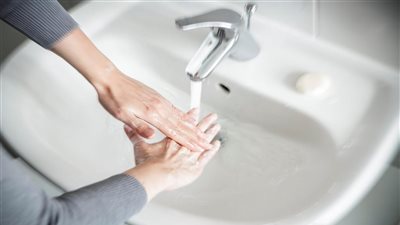 وسواس النجاسات.. هل يجب التأكد من طهارة كل ما نلمسه أو نجلس عليه؟