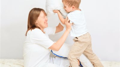 «طفلي يضربني أمام الآخرين».. خبير تربوى يرد: «احضنيه وقبّليه»