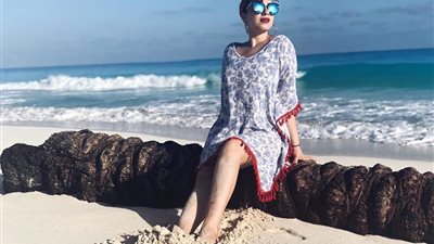 أسما شريف منير تقرأ أمام البحر.. ومتابعوها: ما شاء الله عليكِ يا رايق