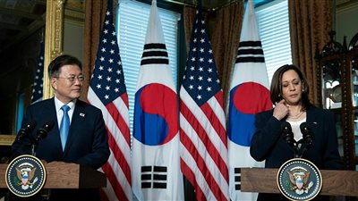 أخطاء كامالا هاريس في سنة أولي نائب رئيس..أحرجت زعيم كوريا الجنوبية ولم تحيي جنود الجيش 