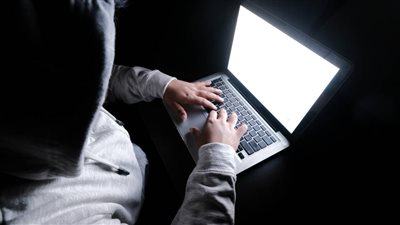 «شاومينج» وأخواتها.. احذري فخ «الدردشة المزيفة»