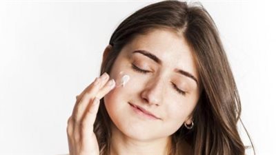 تعرفي على أسهل الطرق لنفخ خدودك طبيعيا بدلا من حقن البوتوكس والفيلر