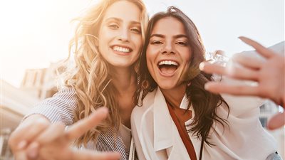 منها الأمانة والثقة.. تعرفي على الشروط الواجب توافرها في صديقة عمرك