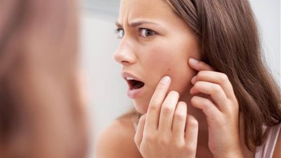 احذري من عادات استخدام الماكياج الخاطئة.. تسبب السموم والأمراض