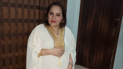 أكيد مبسوطة مع الملائكة.. أبناء نادية العراقية أمام قبرها بأكلتها المفضلة