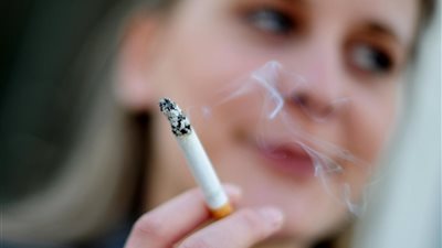 دراسة: المدخنات أكثر عُرضة للإصابة بهذا المرض الخطير من الرجال