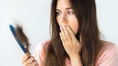 «لو شعرك بيقع».. تعرفي على الأسباب وروشتة العلاج 