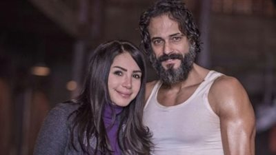 بعد تداول رفض يوسف الشريف ملامسة النساء.. زوجته: «مين قال كده؟»