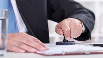 «زوّر إيصالات أمانة باسمي».. سارة تطلب الخُلع بمحكمة الأسرة