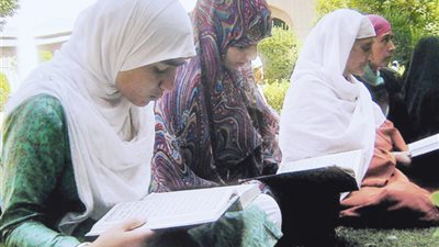 بإثبات حقوقها المادية والمعنوية.. الإسلام أعاد إلى المرأة إنسانيتها