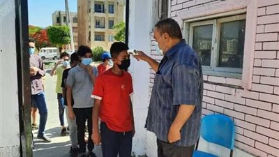 بدء توافد طلاب الثانوية العامة لأداء الاختبار التجريبي عن شهر مايو إلكترونيا بالمدارس