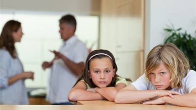 طبيب نفسي: زواج الأب على الأم يفقده «الهيبة» أمام أبنائه.. فيديو 