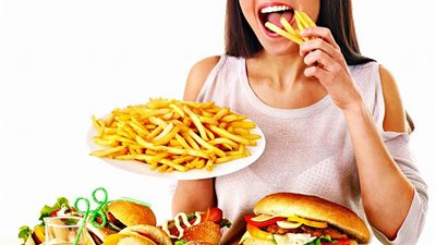10 عادات غذائية سيئة تسبب أمراض المصريين.. د. أسامة حمدي يحذر 