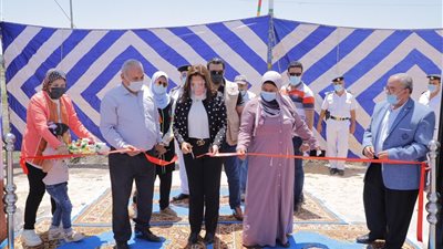 محافظ دمياط تتفقد موقف سيارات الأجرة بعزب النهضة| صور